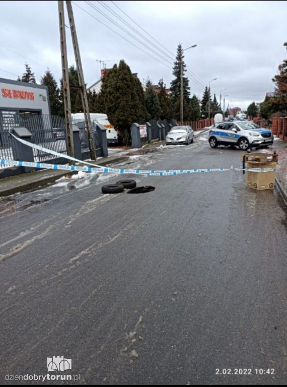Zapadnięta jezdnia przy Poznańskiej w Toruniu