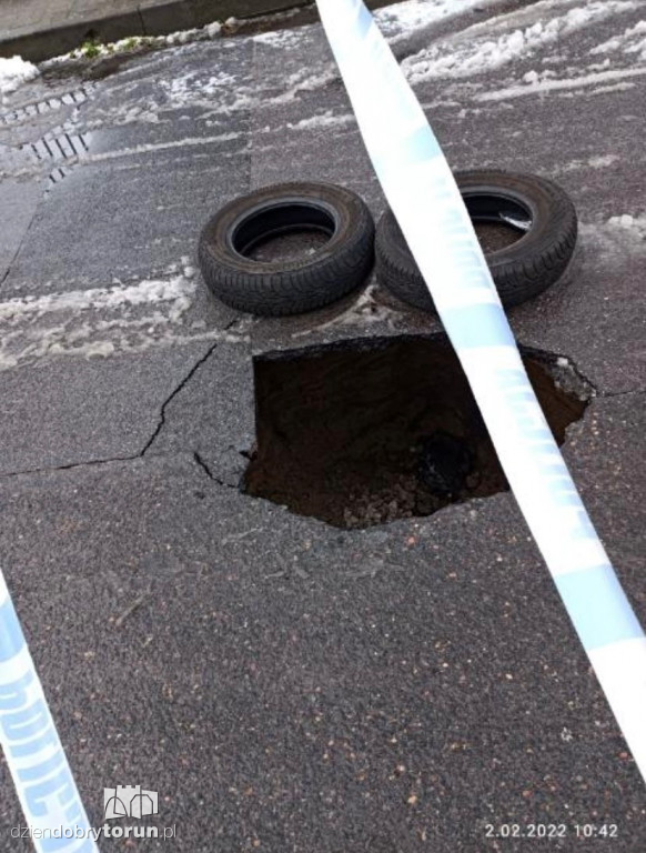 Zapadnięta jezdnia przy Poznańskiej w Toruniu