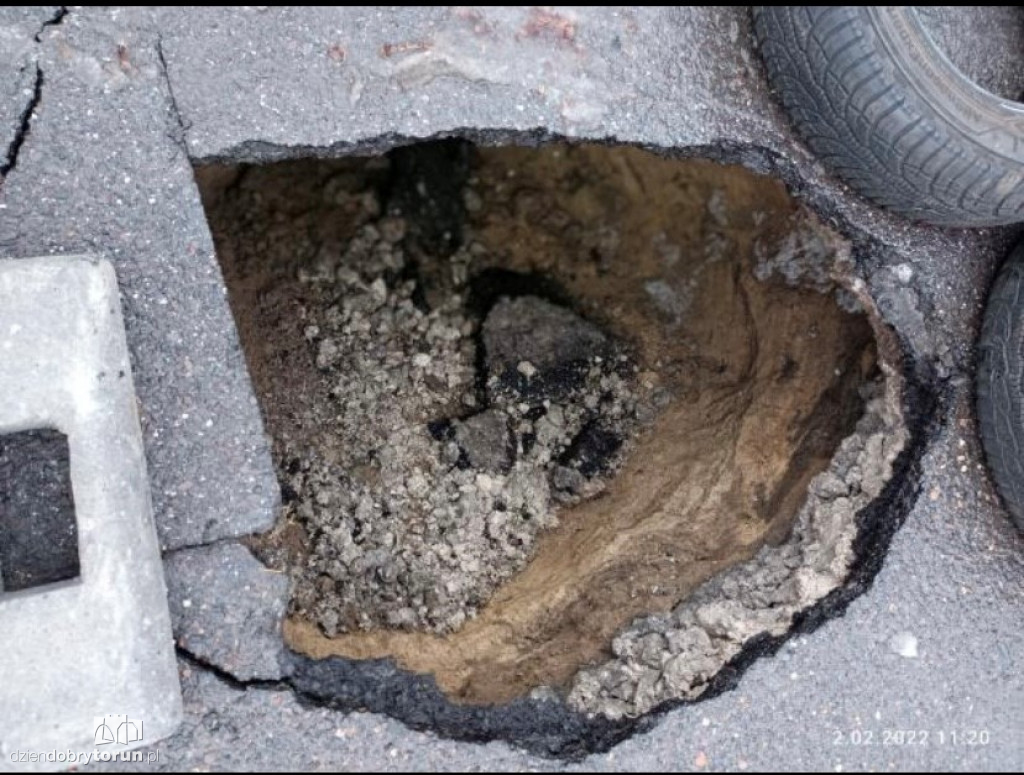 Zapadnięta jezdnia przy Poznańskiej w Toruniu