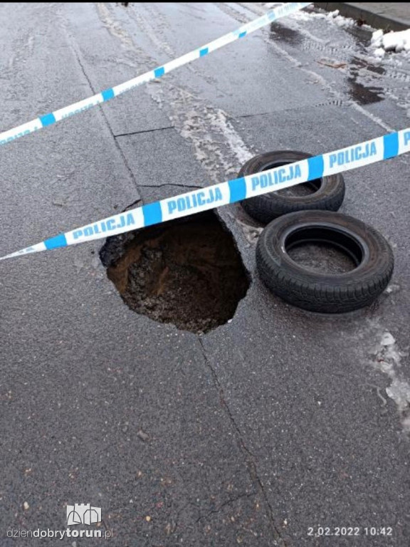 Zapadnięta jezdnia przy Poznańskiej w Toruniu