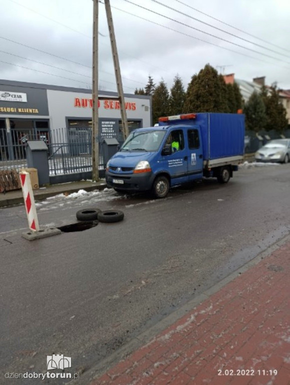 Zapadnięta jezdnia przy Poznańskiej w Toruniu