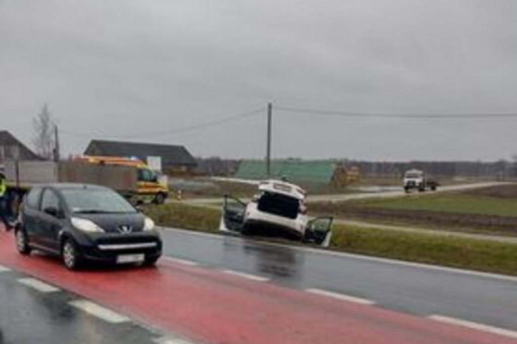 Zębówiec koło Torunia: auto wpadło do rowu