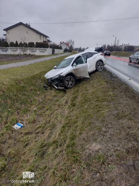 Zębówiec koło Torunia: auto wpadło do rowu