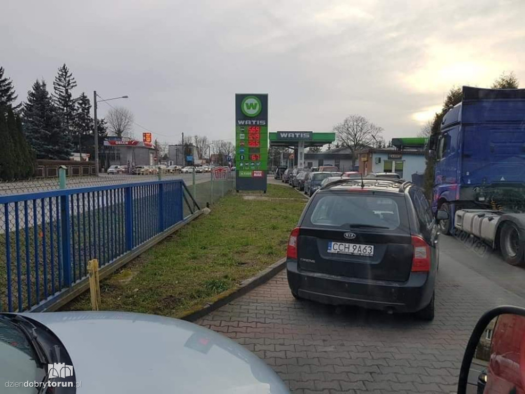 Toruń i okolice: kolejki na stacjach paliw