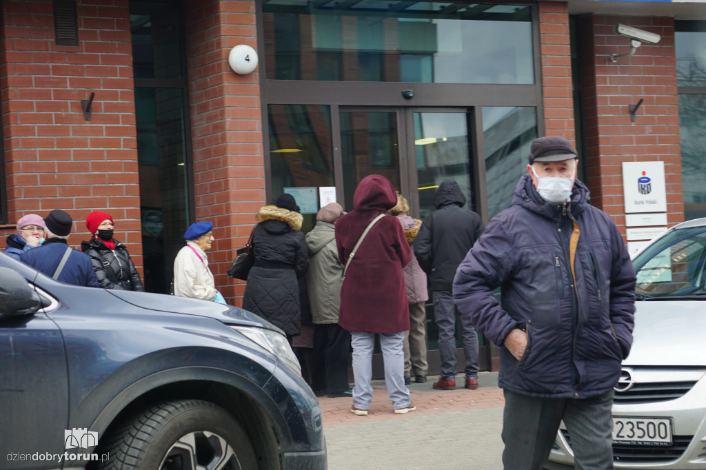 Toruń: kolejki przed bankami