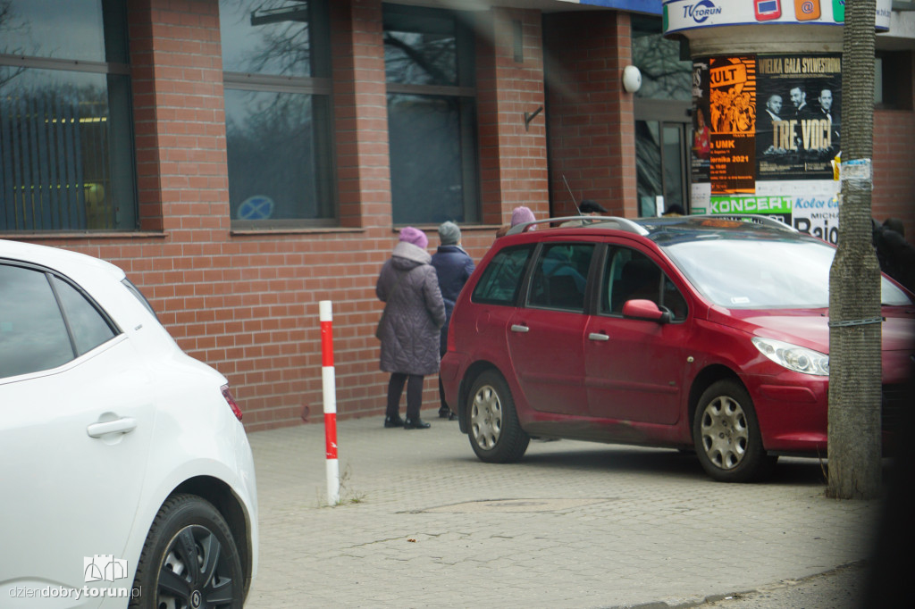 Toruń: kolejki przed bankami