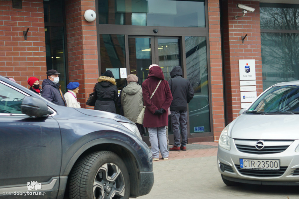 Toruń: kolejki przed bankami