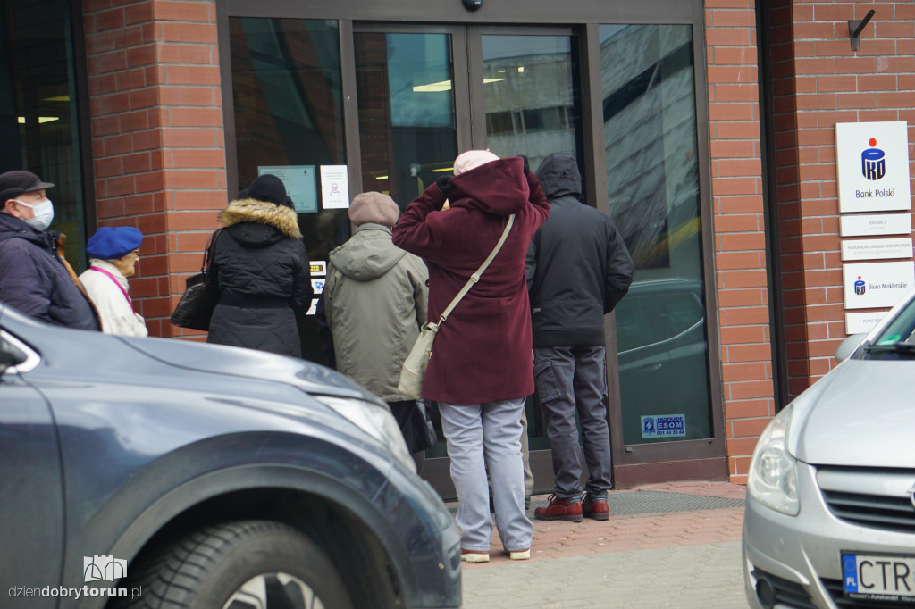 Toruń: kolejki przed bankami