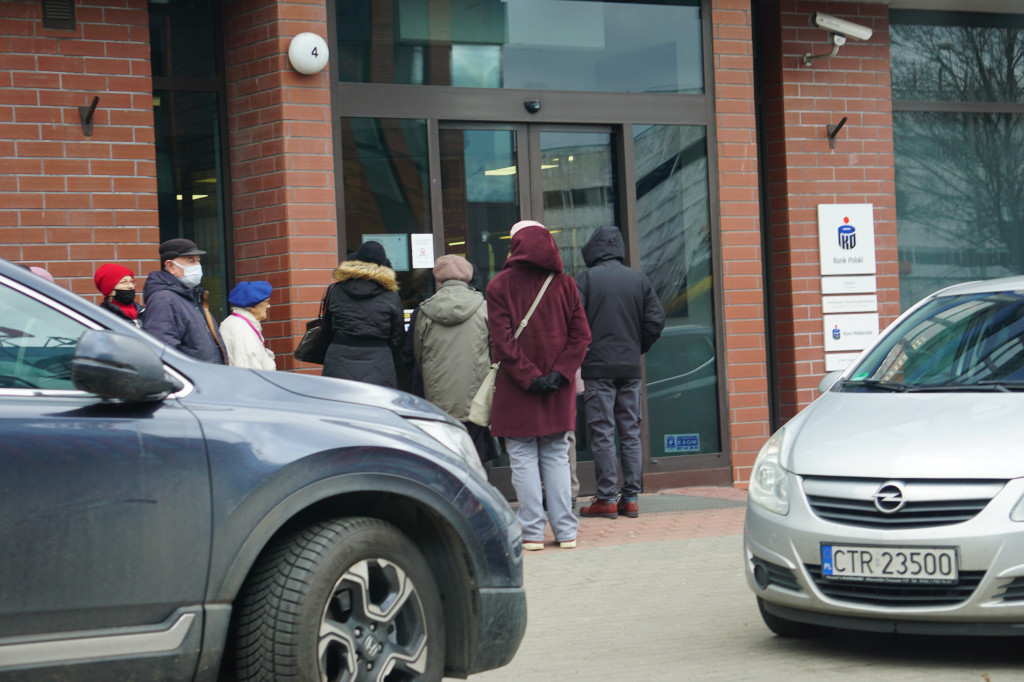 Toruń: kolejki przed bankami