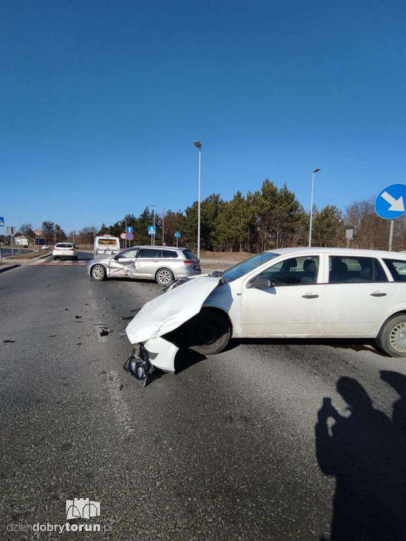 Toruń: kolizja dwóch aut osobowych