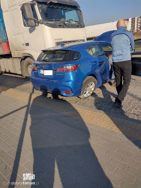 Toruń: zderzenie tira z osobówką