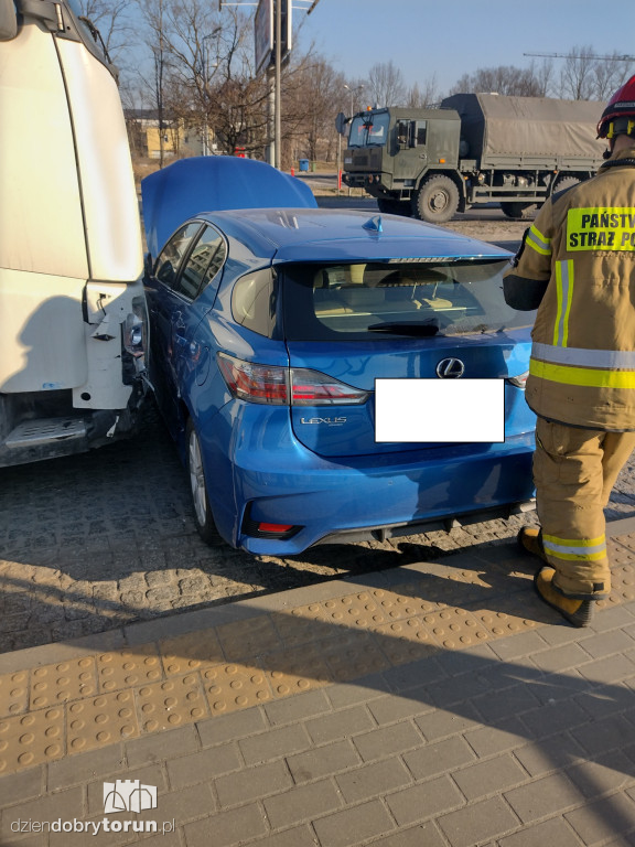 Toruń: zderzenie tira z osobówką