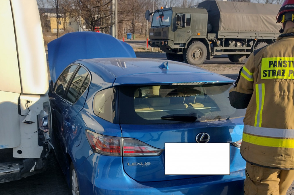 Toruń: zderzenie tira z osobówką