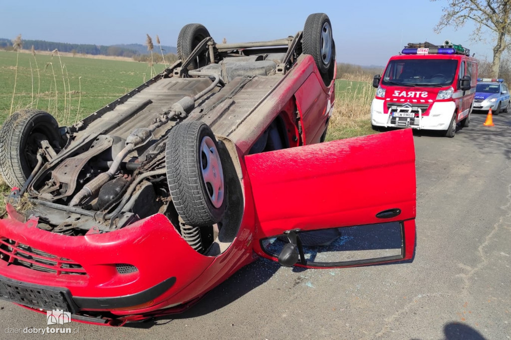 Toruń i okolice: uderzył w drzewo i dachował