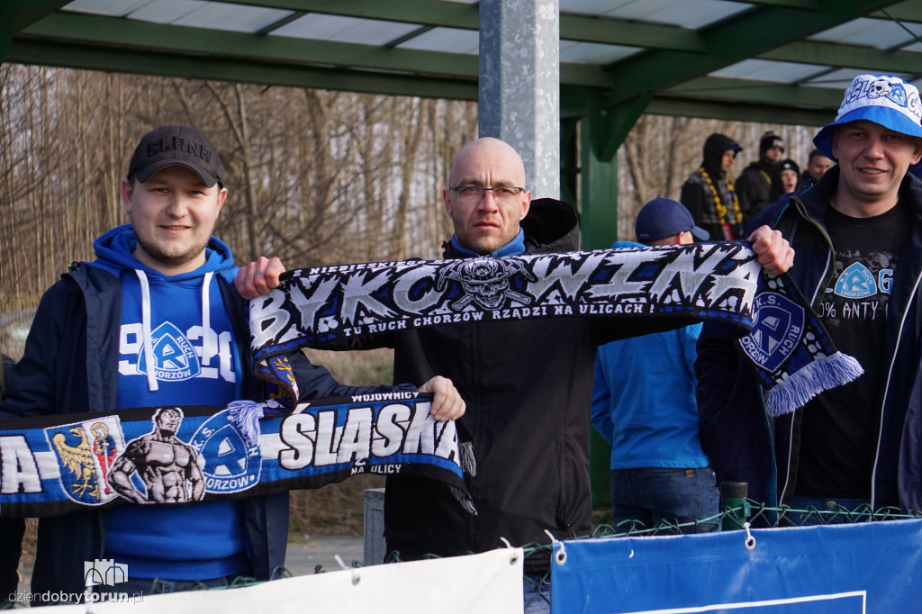 Kibice Elany Toruń na meczu z Victorią Lisewo