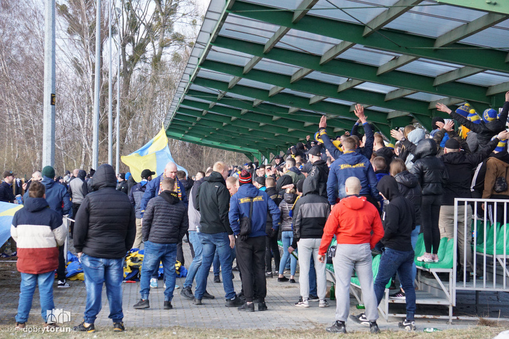 Kibice Elany Toruń na meczu z Victorią Lisewo