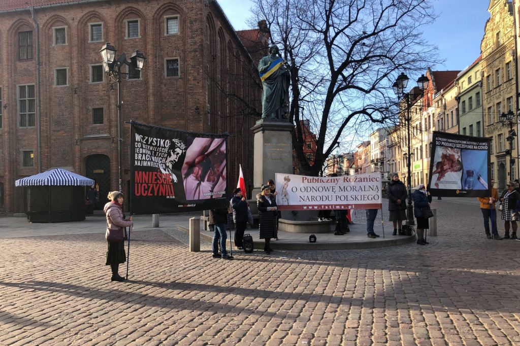 Toruń: różaniec pod pomnikiem Kopernika