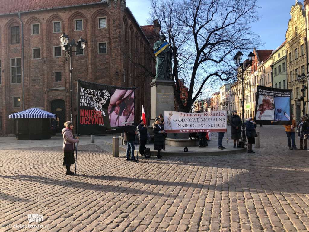 Toruń: różaniec pod pomnikiem Kopernika