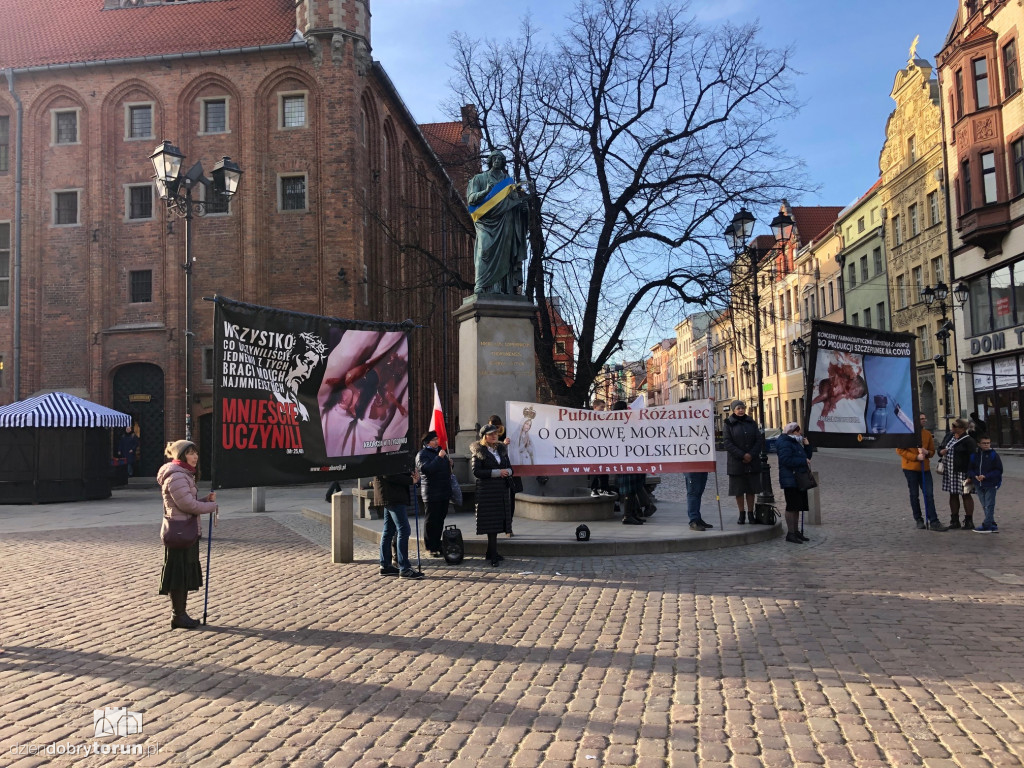 Toruń: różaniec pod pomnikiem Kopernika