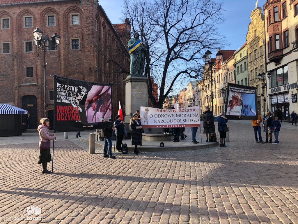 Toruń: różaniec pod pomnikiem Kopernika