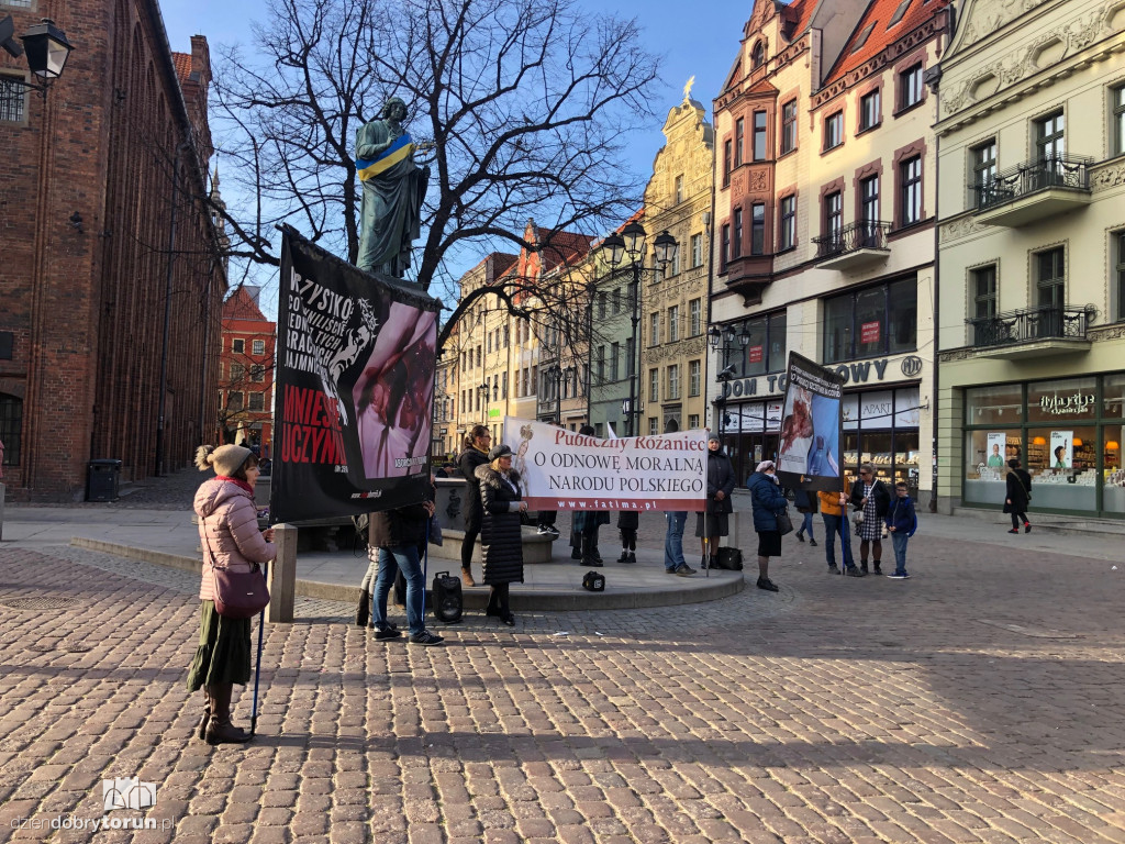 Toruń: różaniec pod pomnikiem Kopernika