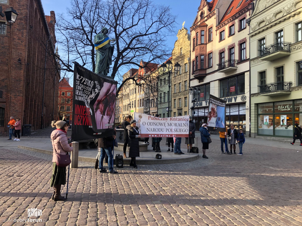Toruń: różaniec pod pomnikiem Kopernika