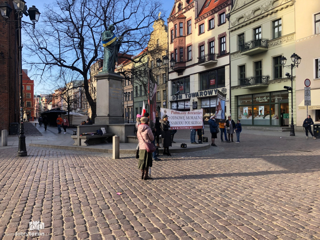 Toruń: różaniec pod pomnikiem Kopernika