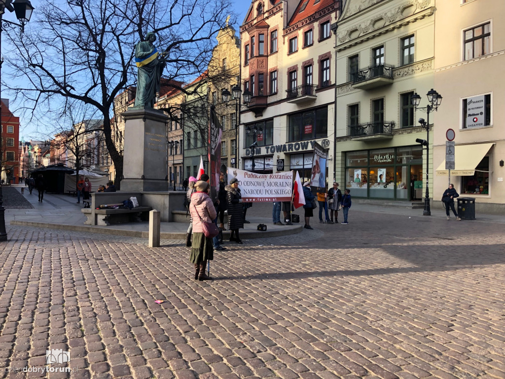 Toruń: różaniec pod pomnikiem Kopernika