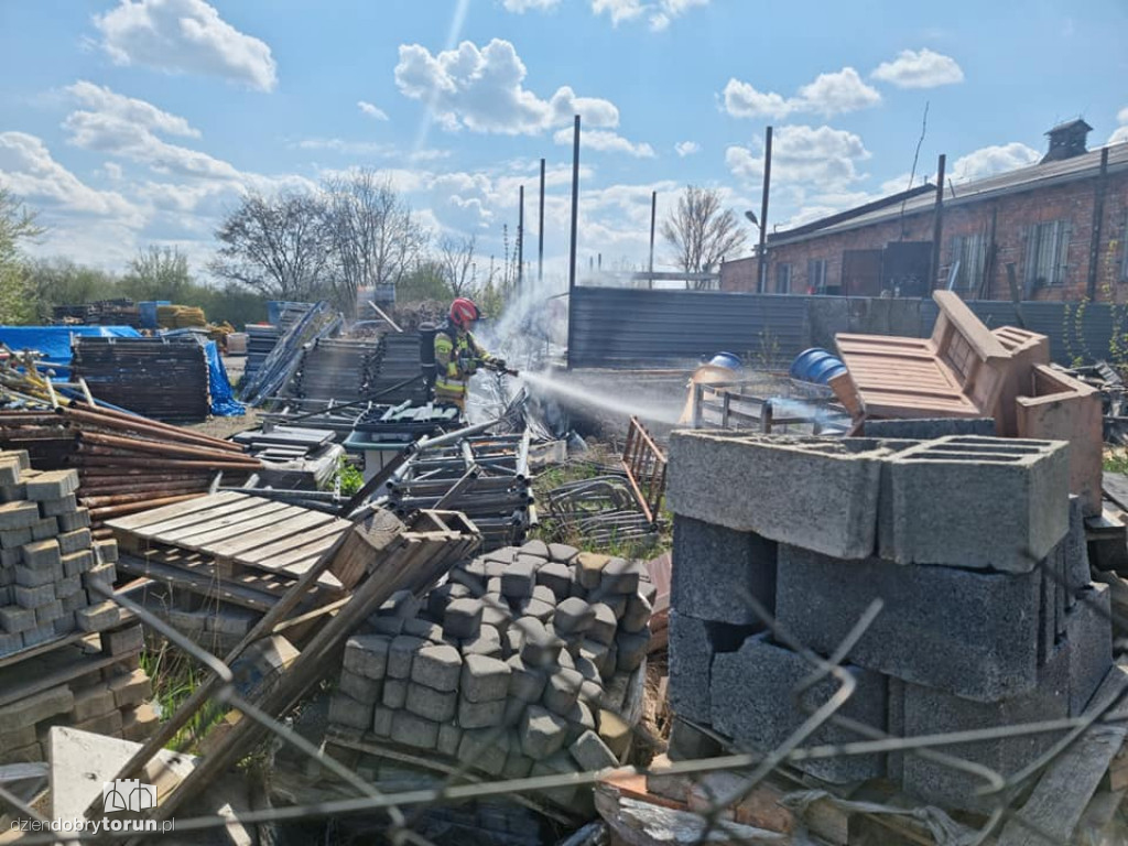 Toruń: pożar przy ulicy Pod Dębową Górą