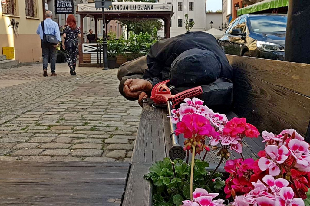 Bezdomny mężczyzna na toruńskiej starówce