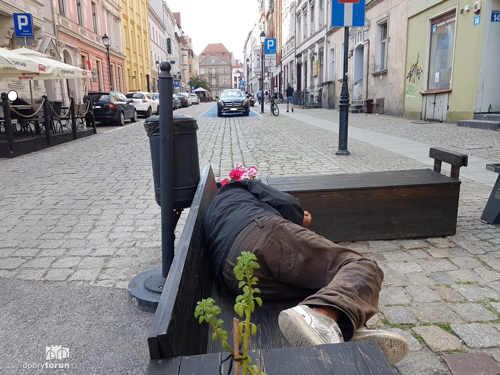 Bezdomny mężczyzna na toruńskiej starówce