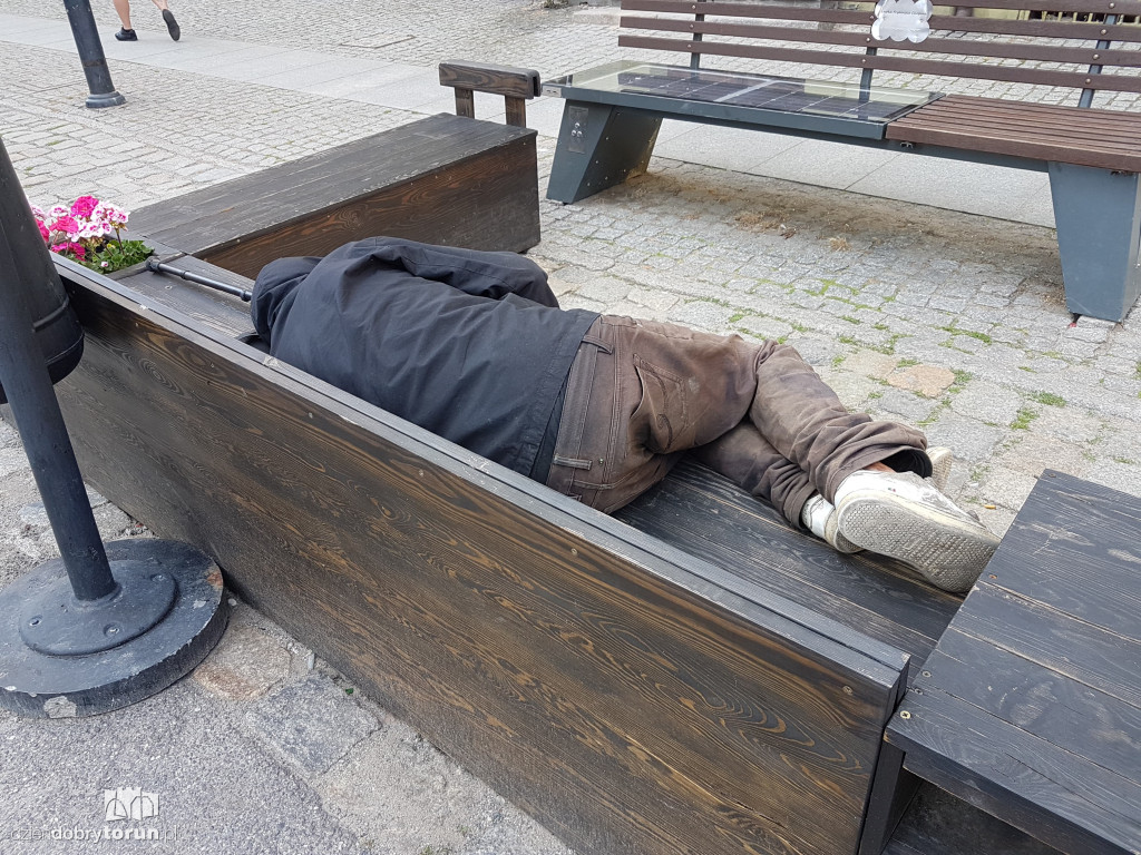 Bezdomny mężczyzna na toruńskiej starówce