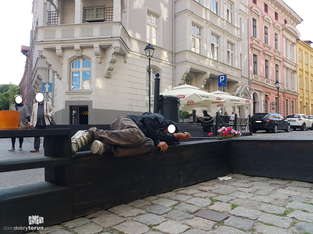 Bezdomny mężczyzna na toruńskiej starówce