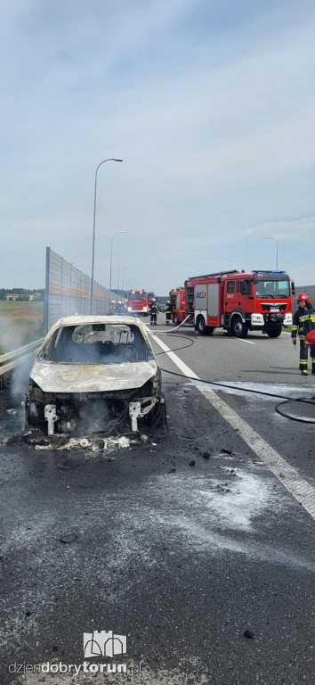 Na A1 pod Toruniem spłonęło auto! [FOTO]