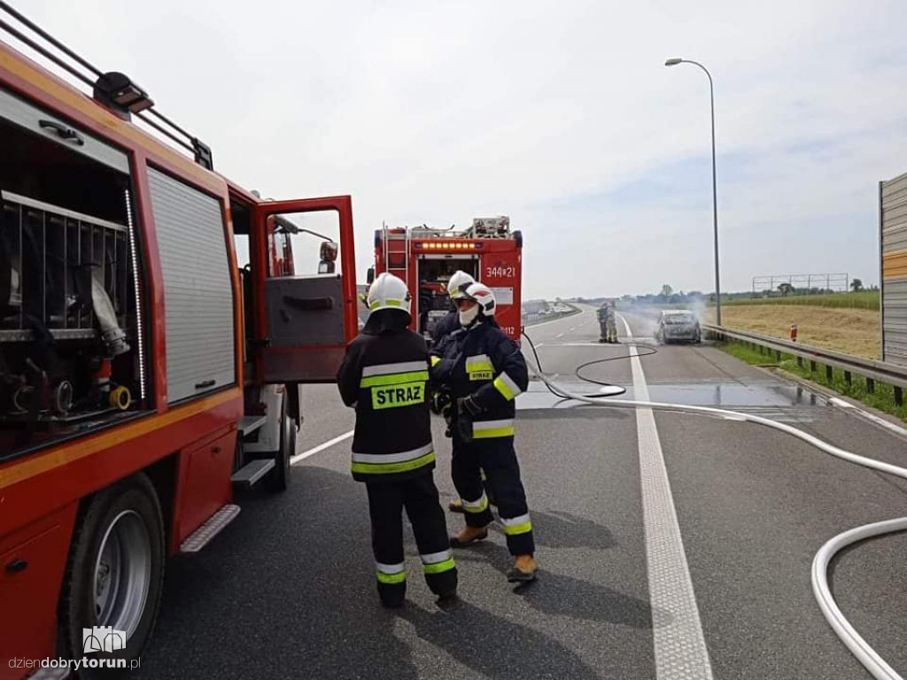 Na A1 pod Toruniem spłonęło auto! [FOTO]