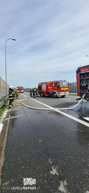 Na A1 pod Toruniem spłonęło auto! [FOTO]