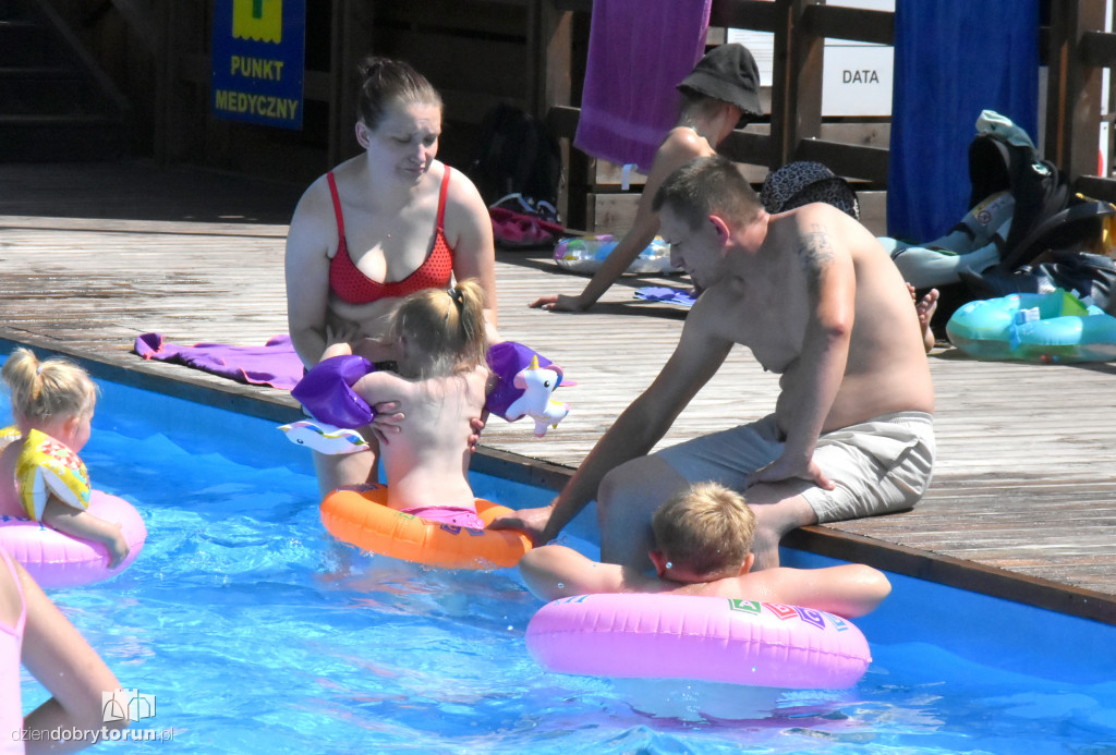 Torunianie wypoczywają na basenie przy Kujawskiej