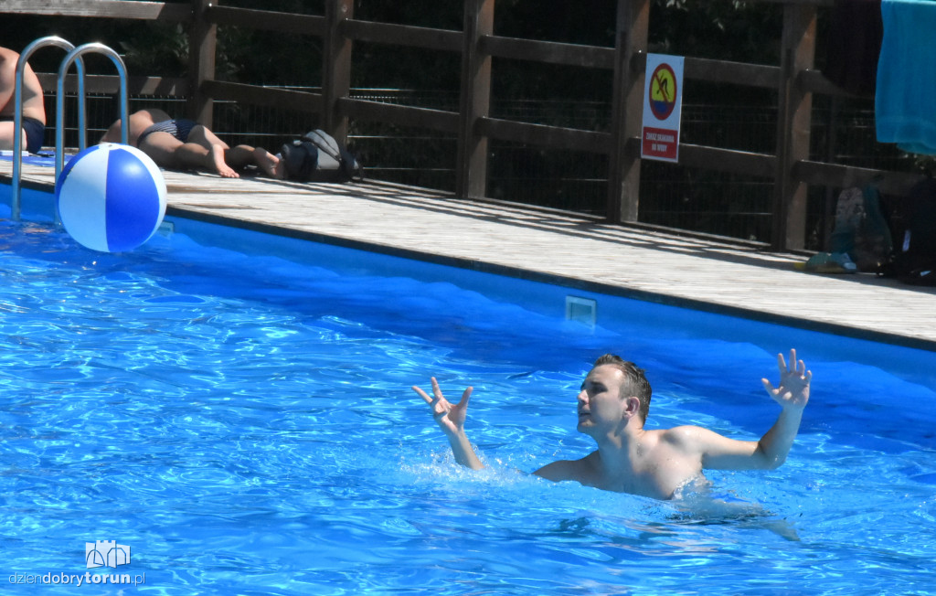 Torunianie wypoczywają na basenie przy Kujawskiej