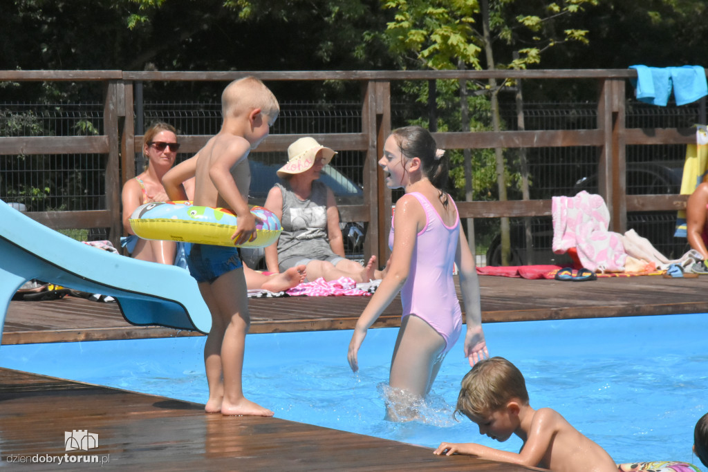 Torunianie wypoczywają na basenie przy Kujawskiej