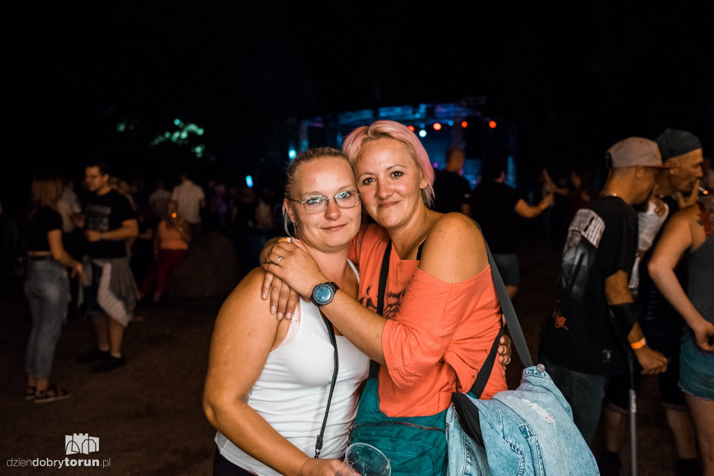 Tłumy na koncercie na plaży w Zalesiu