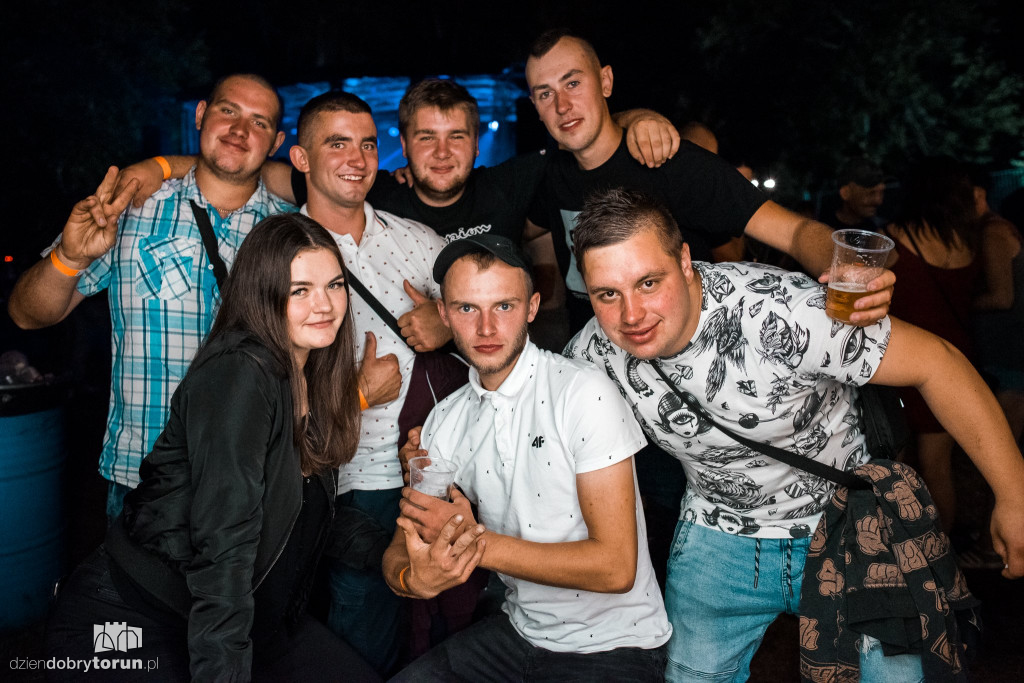 Tłumy na koncercie na plaży w Zalesiu