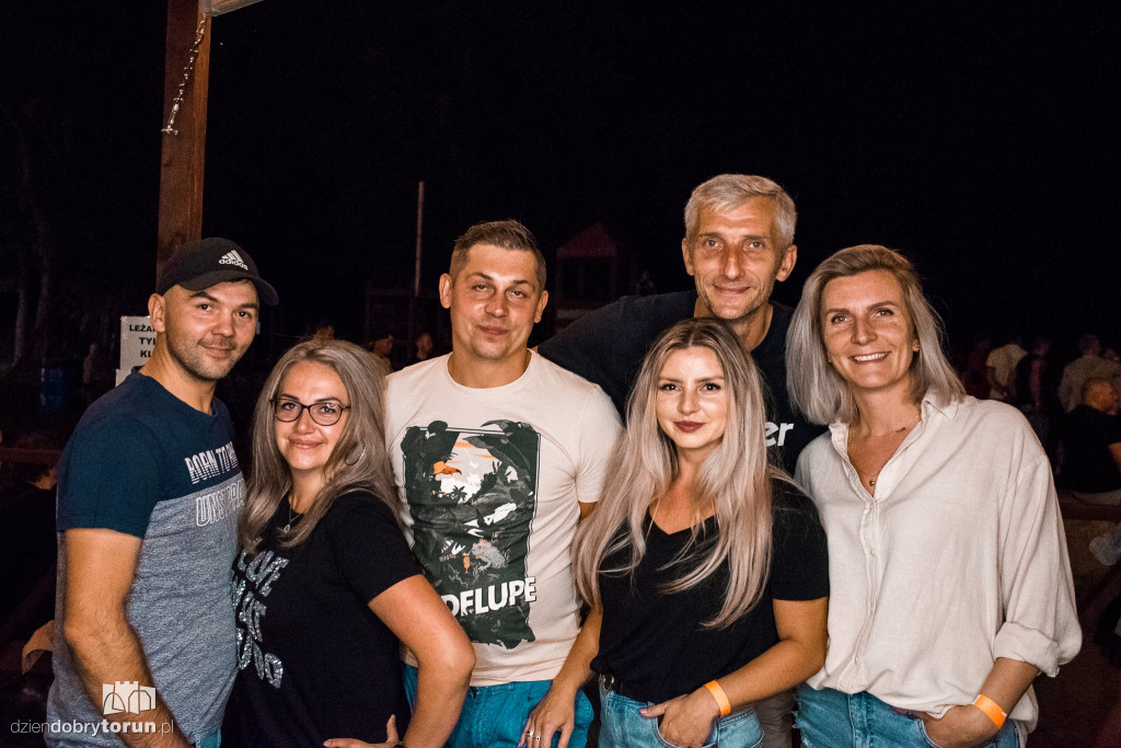 Tłumy na koncercie na plaży w Zalesiu