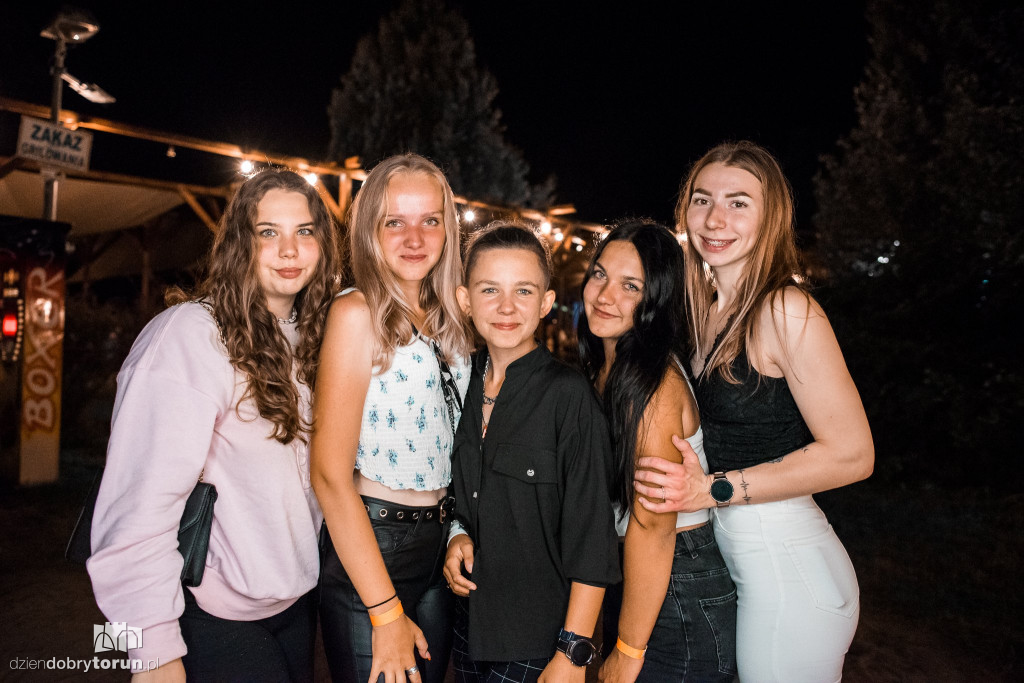 Tłumy na koncercie na plaży w Zalesiu