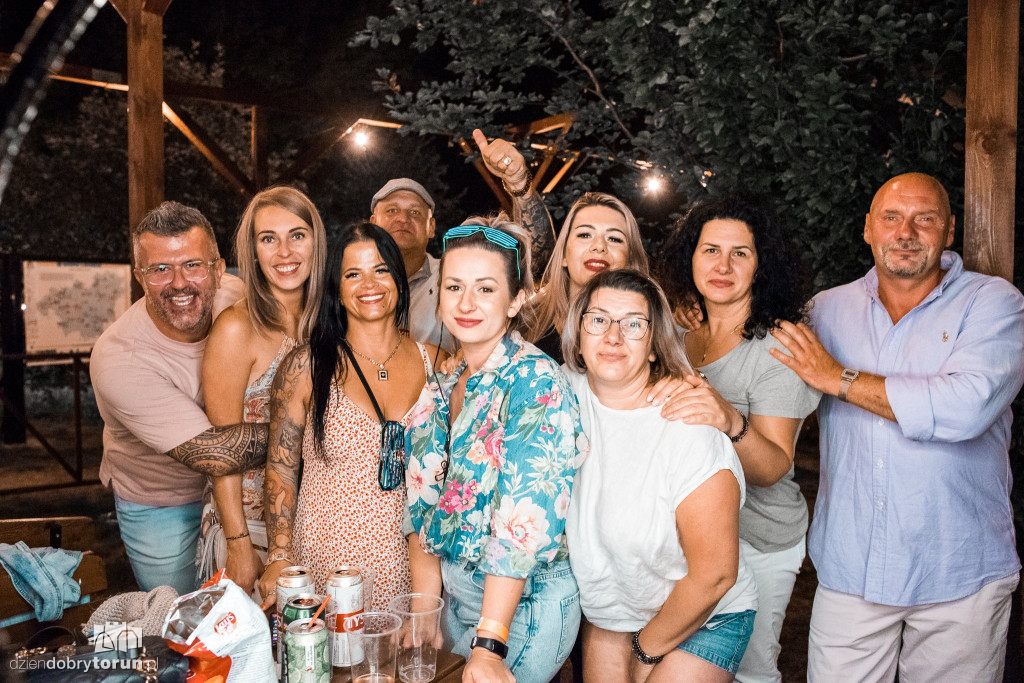 Tłumy na koncercie na plaży w Zalesiu