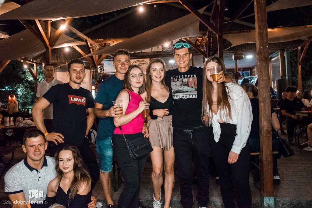 Tłumy na koncercie na plaży w Zalesiu