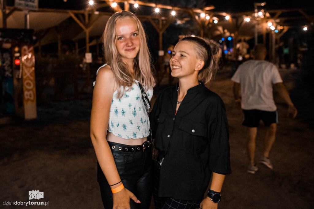 Tłumy na koncercie na plaży w Zalesiu