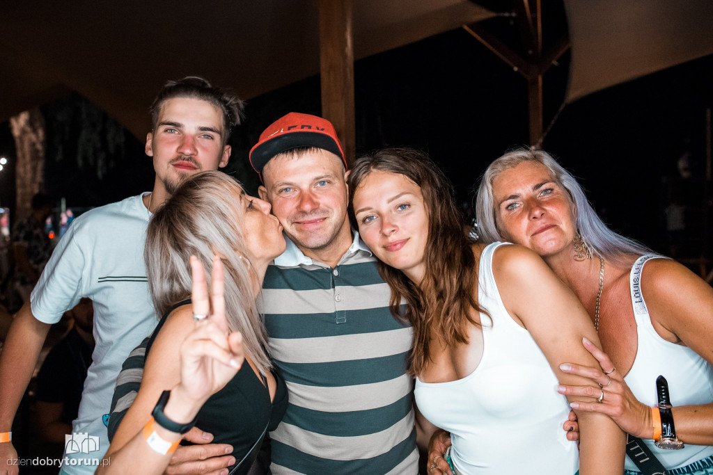 Tłumy na koncercie na plaży w Zalesiu
