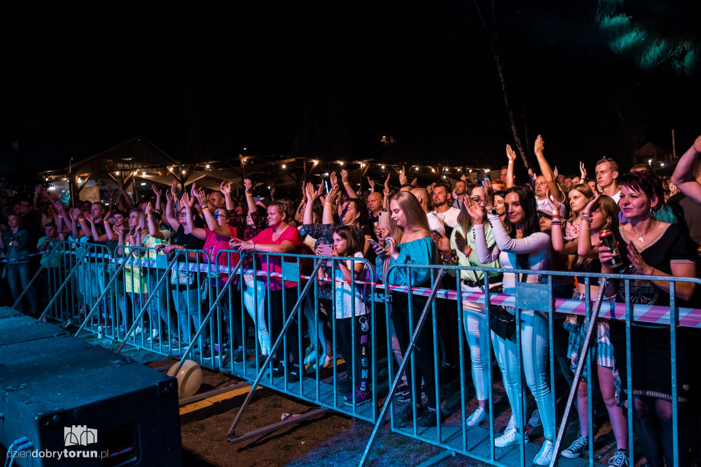 Tłumy na koncercie na plaży w Zalesiu