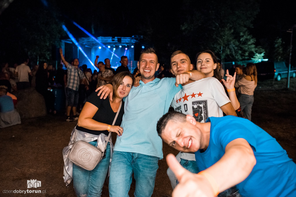 Tłumy na koncercie na plaży w Zalesiu