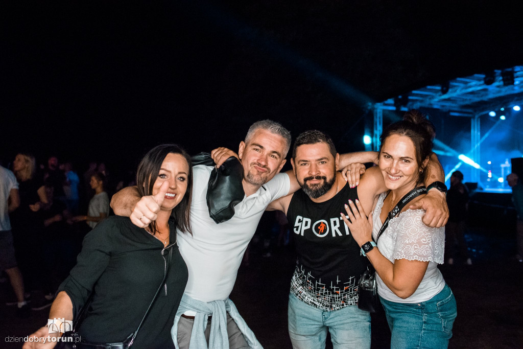 Tłumy na koncercie na plaży w Zalesiu